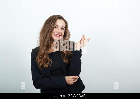 Stilvolle Frau Hält Ihre Hände Schön Und Smiles. Erfolgreich Glückliche Menschen Stockfoto