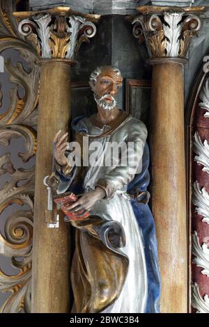 St. Peter, eine Statue auf einem Hochaltar in der Kapelle der Heiligen Fabian und Sebastian in Gracenica, Kroatien Stockfoto