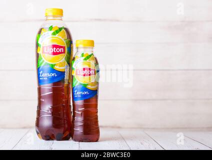 LONDON, UK - 03. SEPTEMBER 2018: Plastikflaschen Lipton Ice Tea mit Zitronengeschmack auf Holz. Stockfoto