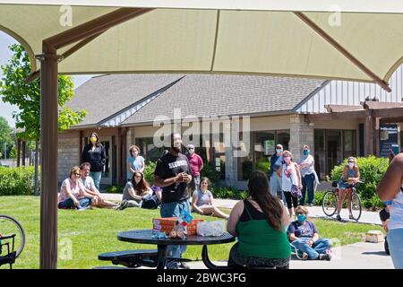 West St. Paul, MN/USA - 30. Mai 2020: West Saint Paul Resident behandelt rassische Fragen bei einer Gemeinschaft Versammlung im Harmon Park. Stockfoto