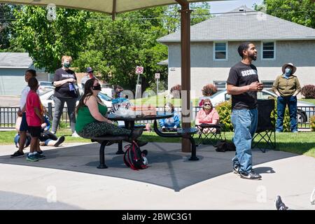 West St. Paul, MN/USA - 30. Mai 2020: West Saint Paul Resident behandelt rassische Fragen bei einer Gemeinschaft Versammlung im Harmon Park. Stockfoto