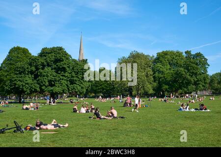 Massen von Sonnenanbetern im Clissald Park, Stoke Newington, North London während der Sperrung im Mai 2020 Stockfoto