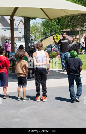 West St. Paul, MN/USA - 30. Mai 2020: West Saint Paul Resident behandelt rassische Fragen bei einer Gemeinschaft Versammlung im Harmon Park. Stockfoto