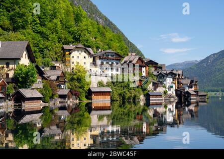 Österreich, Oberösterreich, Hallstatt, Blick vom Süden auf den Ort und die Bootshäuser am See Stockfoto