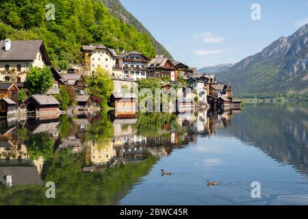 Österreich, Oberösterreich, Hallstatt, Blick vom Süden auf den Ort und die Bootshäuser am See Stockfoto