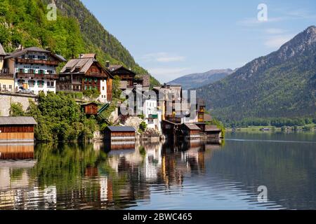 Österreich, Oberösterreich, Hallstatt, Blick vom Süden auf den Ort und die Bootshäuser am See Stockfoto