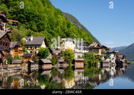 Österreich, Oberösterreich, Hallstatt, Blick vom Süden auf den Ort und die Bootshäuser am See Stockfoto