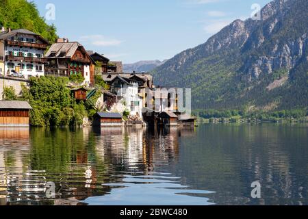 Österreich, Oberösterreich, Hallstatt, Blick vom Süden auf den Ort und die Bootshäuser am See Stockfoto