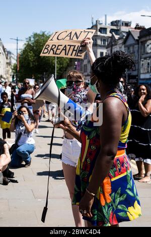 VEREINIGTES KÖNIGREICH, WALES. Mai 2020. Die Bürger von Cardiff versammeln sich während der 26-Grad-Hitze auf dem Schlossgelände, um während eines friedlichen Protests, der von der South Wales Police für eine Stunde genehmigt wurde, Unterstützung für die Bewegung "Black Lives Matter (BLM)" zu zeigen. Stockfoto