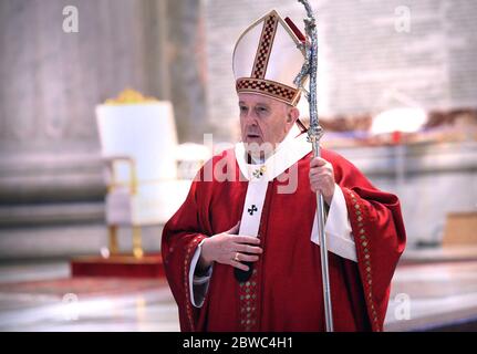 Vatikanstadt, Italien. Mai 2020. Papst Franziskus feiert am Sonntag, den 31. Mai 2020, eine Pfingstmesse im Petersdom im Vatikan. Eine begrenzte Anzahl von Gläubigen nahm wegen der Pandemiebeschränkungen von COVID-19 Teil, da Papst Franziskus die Christen dazu aufforderte, die Erbauer der Einheit zu sein. Pool Foto von Siciliani/Spaziani/UPI Quelle: UPI/Alamy Live News Stockfoto