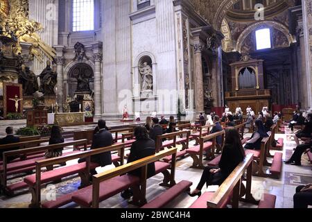 Vatikanstadt, Italien. Mai 2020. Papst Franziskus feiert am Sonntag, den 31. Mai 2020, eine Pfingstmesse im Petersdom im Vatikan. Eine begrenzte Anzahl von Gläubigen nahm wegen der Pandemiebeschränkungen von COVID-19 Teil, da Papst Franziskus die Christen dazu aufforderte, die Erbauer der Einheit zu sein. Pool Foto von Siciliani/Spaziani/UPI Quelle: UPI/Alamy Live News Stockfoto