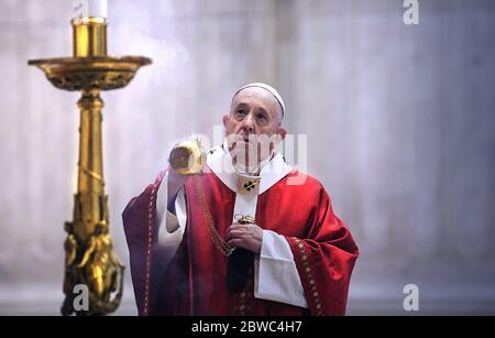 Vatikanstadt, Italien. Mai 2020. Papst Franziskus feiert am Sonntag, den 31. Mai 2020, eine Pfingstmesse im Petersdom im Vatikan. Eine begrenzte Anzahl von Gläubigen nahm wegen der Pandemiebeschränkungen von COVID-19 Teil, da Papst Franziskus die Christen dazu aufforderte, die Erbauer der Einheit zu sein. Pool Foto von Siciliani/Spaziani/UPI Quelle: UPI/Alamy Live News Stockfoto