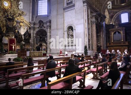 Vatikanstadt, Italien. Mai 2020. Papst Franziskus feiert am Sonntag, den 31. Mai 2020, eine Pfingstmesse im Petersdom im Vatikan. Eine begrenzte Anzahl von Gläubigen nahm wegen der Pandemiebeschränkungen von COVID-19 Teil, da Papst Franziskus die Christen dazu aufforderte, die Erbauer der Einheit zu sein. Pool Foto von Siciliani/Spaziani/UPI Quelle: UPI/Alamy Live News Stockfoto