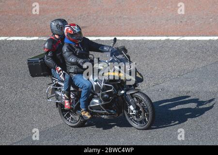 BMW R1200 GS; Motorradfahrer; Zweiradtransport, Motorräder, Fahrzeug, Straßen, Motorräder, Motorradfahrer, die auf der Autobahn M6 Chorley fahren, Großbritannien Stockfoto