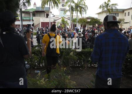 George Floyd Los Angeles Protest auf den Straßen von Fairfax und Third Street. Menschenmengen versammeln sich, um ihre Wut über die Polizeibrutalität auszudrücken, die George Floyd tötete und das anhaltende Ungleichgewicht, als die Polizei schwarze und braune Menschen festnahm. Stockfoto