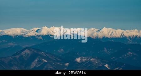 Blick auf die Velka Fatra und Tatra vom Martinske Loch im Winter Mala Fatra Berge in der Slowakei Stockfoto