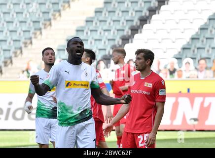 31. Mai 2020, Nordrhein-Westfalen, Mönchengladbach: Fußball: Bundesliga, Borussia Mönchengladbach - 1. FC Union Berlin, 29. Spieltag im Stadion im Borussia-Park. Mönchengladbachs Marcus Thuram feiert sein Ziel für das 2:0. Foto: Martin Meissner/AP Pool/dpa - WICHTIGER HINWEIS: Gemäß den Vorschriften der DFL Deutsche Fußball Liga und des DFB Deutscher Fußball-Bund ist es verboten, im Stadion und/oder aus dem Spiel fotografierte Bilder in Form von Sequenzbildern und/oder videoähnlichen Fotoserien zu nutzen oder ausgenutzt zu haben. Stockfoto