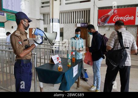 Dhaka, Bangladesch. Mai 2020. Am 31. Mai 2020 desinfizieren Passagiere ihre Hände am Bahnhof Kamlapur in Dhaka, Bangladesch. Büros, Unternehmen und Transportdienste wurden am Sonntag in Bangladesch in begrenztem Umfang wieder aufgenommen, nachdem sie über zwei Monate nach dem Ausbruch der COVID-19 ausgesetzt worden waren. Kredit: Str/Xinhua/Alamy Live News Stockfoto