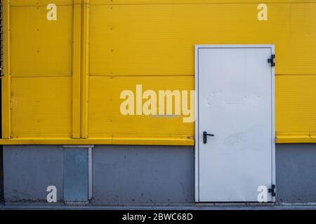 Eine Lagertür am Industriegebäude Stockfoto