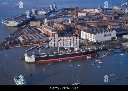 Bootshaus 4 in seinem Werftkontext. Boathouse 4, Portsmouth, Großbritannien. Architekt: Walters and Cohen Ltd, 2015. Stockfoto