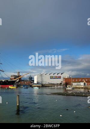 Bootshaus 4 in seinem Werftkontext. Boathouse 4, Portsmouth, Großbritannien. Architekt: Walters and Cohen Ltd, 2015. Stockfoto