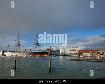 Bootshaus 4 in seinem Werftkontext. Boathouse 4, Portsmouth, Großbritannien. Architekt: Walters and Cohen Ltd, 2015. Stockfoto