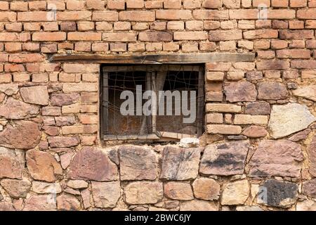 Verlassene Ruine Haus, ein Fenster an der Wand eines verlassenen Hauses. Stockfoto