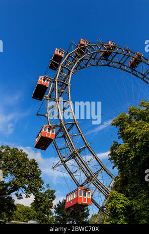Eines der Wahrzeichen von Wien in Oesterreich ist das Riesenrad im Prater Stockfoto