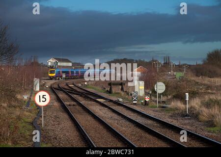 Erste TransPennine Express Bombardier-Züge der Klasse 170 Turbostar fahren an der Great Central Railway Wrawby Junction Signalbox, Lincolnshire vorbei Stockfoto