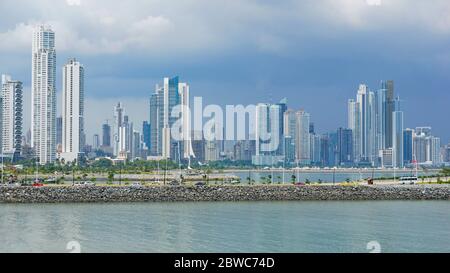 Panama City Gebäude an der Pazifikküste von Panama mit bewölktem Himmel, Mittelamerika Stockfoto