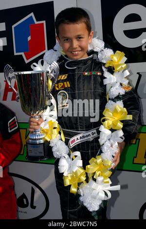 Ein junger Alexander Albon, der Sieger der Honda Cadet British Karting Championship Runde in Kimbolton im Jahr 2006. Stockfoto