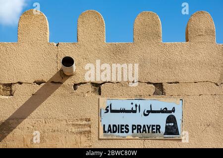 Schild an einer Wand zeigt Lage der Damen Gebetsraum in der Altstadt von Al Mudairib in Oman Stockfoto