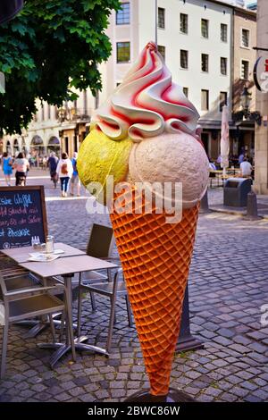 Sommer in der Stadt: Riesiger Eiskegel vor einem Freiluft-Restaurant-Café in der Düsseldorfer Altstadt am Rhein. Stockfoto