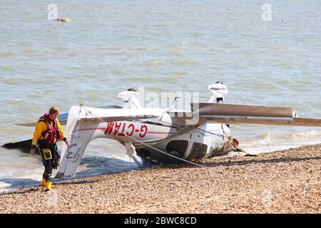 Southampton, Hampshire, Großbritannien. Mai 2020. Ein Flugzeug ist vor dem Strand von Calshot in Southampton abgestürzt. Die Küstenwache berichtete, dass zwei Personen von Bord gerettet wurden. Hamble unabhängiges Rettungsboot eskortierte beide Verletzten zur Hamble Rettungsstation, wo sie beide von der South Central Ambulance als gut deklariert wurden. Credit Stuart Martin/Alamy Live News Stockfoto