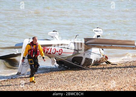 Southampton, Hampshire, Großbritannien. Mai 2020. Ein Flugzeug ist vor dem Strand von Calshot in Southampton abgestürzt. Die Küstenwache berichtete, dass zwei Personen von Bord gerettet wurden. Hamble unabhängiges Rettungsboot eskortierte beide Verletzten zur Hamble Rettungsstation, wo sie beide von der South Central Ambulance als gut deklariert wurden. Credit Stuart Martin/Alamy Live News Stockfoto