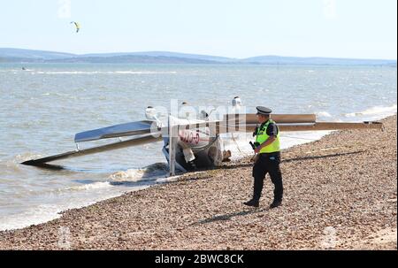 Southampton, Hampshire, Großbritannien. Mai 2020. Ein Flugzeug ist vor dem Strand von Calshot in Southampton abgestürzt. Die Küstenwache berichtete, dass zwei Personen von Bord gerettet wurden. Hamble unabhängiges Rettungsboot eskortierte beide Verletzten zur Hamble Rettungsstation, wo sie beide von der South Central Ambulance als gut deklariert wurden. Credit Stuart Martin/Alamy Live News Stockfoto