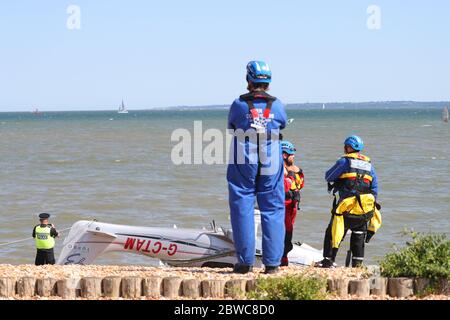 Southampton, Hampshire, Großbritannien. Mai 2020. Ein Flugzeug ist vor dem Strand von Calshot in Southampton abgestürzt. Die Küstenwache berichtete, dass zwei Personen von Bord gerettet wurden. Hamble unabhängiges Rettungsboot eskortierte beide Verletzten zur Hamble Rettungsstation, wo sie beide von der South Central Ambulance als gut deklariert wurden. Credit Stuart Martin/Alamy Live News Stockfoto