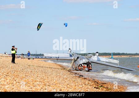 Southampton, Hampshire, Großbritannien. Mai 2020. Ein Flugzeug ist vor dem Strand von Calshot in Southampton abgestürzt. Die Küstenwache berichtete, dass zwei Personen von Bord gerettet wurden. Hamble unabhängiges Rettungsboot eskortierte beide Verletzten zur Hamble Rettungsstation, wo sie beide von der South Central Ambulance als gut deklariert wurden. Credit Stuart Martin/Alamy Live News Stockfoto