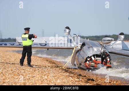 Southampton, Hampshire, Großbritannien. Mai 2020. Ein Flugzeug ist vor dem Strand von Calshot in Southampton abgestürzt. Die Küstenwache berichtete, dass zwei Personen von Bord gerettet wurden. Hamble unabhängiges Rettungsboot eskortierte beide Verletzten zur Hamble Rettungsstation, wo sie beide von der South Central Ambulance als gut deklariert wurden. Credit Stuart Martin/Alamy Live News Stockfoto