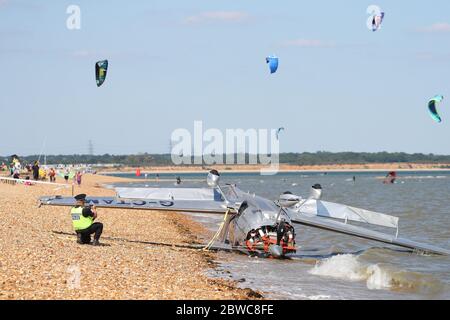 Southampton, Hampshire, Großbritannien. Mai 2020. Ein Flugzeug ist vor dem Strand von Calshot in Southampton abgestürzt. Die Küstenwache berichtete, dass zwei Personen von Bord gerettet wurden. Hamble unabhängiges Rettungsboot eskortierte beide Verletzten zur Hamble Rettungsstation, wo sie beide von der South Central Ambulance als gut deklariert wurden. Credit Stuart Martin/Alamy Live News Stockfoto