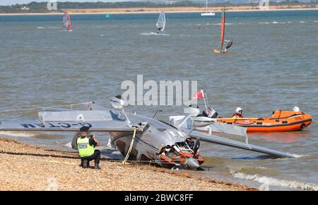 Southampton, Hampshire, Großbritannien. Mai 2020. Ein Flugzeug ist vor dem Strand von Calshot in Southampton abgestürzt. Die Küstenwache berichtete, dass zwei Personen von Bord gerettet wurden. Hamble unabhängiges Rettungsboot eskortierte beide Verletzten zur Hamble Rettungsstation, wo sie beide von der South Central Ambulance als gut deklariert wurden. Credit Stuart Martin/Alamy Live News Stockfoto