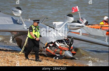 Southampton, Hampshire, Großbritannien. Mai 2020. Ein Flugzeug ist vor dem Strand von Calshot in Southampton abgestürzt. Die Küstenwache berichtete, dass zwei Personen von Bord gerettet wurden. Hamble unabhängiges Rettungsboot eskortierte beide Verletzten zur Hamble Rettungsstation, wo sie beide von der South Central Ambulance als gut deklariert wurden. Credit Stuart Martin/Alamy Live News Stockfoto