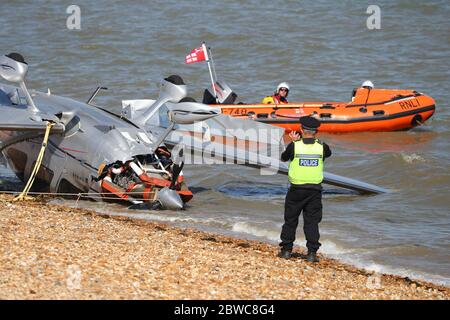 Southampton, Hampshire, Großbritannien. Mai 2020. Ein Flugzeug ist vor dem Strand von Calshot in Southampton abgestürzt. Die Küstenwache berichtete, dass zwei Personen von Bord gerettet wurden. Hamble unabhängiges Rettungsboot eskortierte beide Verletzten zur Hamble Rettungsstation, wo sie beide von der South Central Ambulance als gut deklariert wurden. Credit Stuart Martin/Alamy Live News Stockfoto