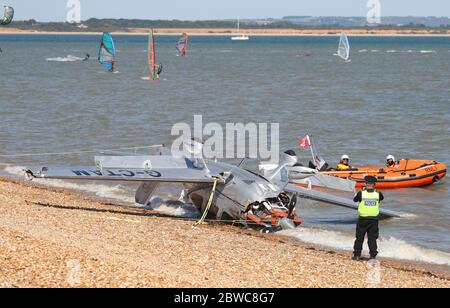 Southampton, Hampshire, Großbritannien. Mai 2020. Ein Flugzeug ist vor dem Strand von Calshot in Southampton abgestürzt. Die Küstenwache berichtete, dass zwei Personen von Bord gerettet wurden. Hamble unabhängiges Rettungsboot eskortierte beide Verletzten zur Hamble Rettungsstation, wo sie beide von der South Central Ambulance als gut deklariert wurden. Credit Stuart Martin/Alamy Live News Stockfoto