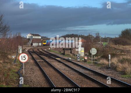 Erste TransPennine Express Bombardier-Züge der Klasse 170 Turbostar fahren an der Great Central Railway Wrawby Junction Signalbox, Lincolnshire vorbei Stockfoto