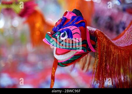 Helle bunte Drachen und Löwen Puppenspielzeuge, die während eines kulturellen chinesischen Festivals in Nord-Thailand, Südostasien verkauft werden Stockfoto