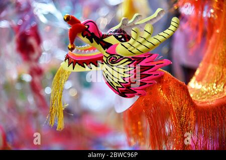 Helle bunte Drachen und Löwen Puppenspielzeuge, die während eines kulturellen chinesischen Festivals in Nord-Thailand, Südostasien verkauft werden Stockfoto