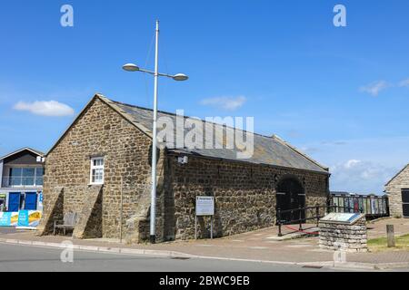 West Bay, Dorset / England - Mai 31,2020: Ein Blick auf das Salzhaus aus dem 17. Jahrhundert auf Fisherman’s Green, jetzt Gemeindezentrum Stockfoto