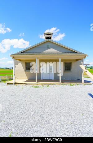 Gordonville, PA, USA / 30. Mai 2020: Ein einzimmeriger Amish Schulhaus, jetzt für den Sommer geschlossen, in ländlicher Lage in Lancaster County. Stockfoto