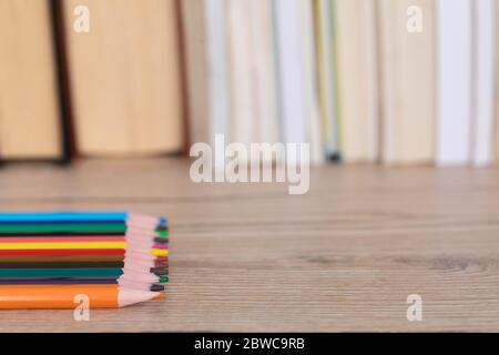 Bleistifte für Kinder. Buntstifte liegen nebeneinander. Stockfoto